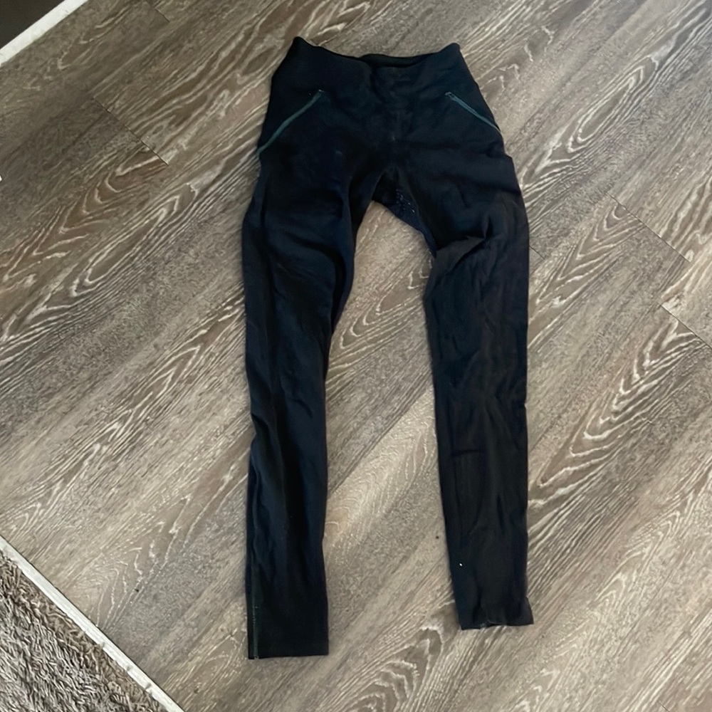 Beyond Yoga Black yoga pants with Grey stich design down both sides of legs.